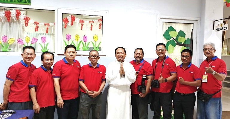 Kang Foto Kang Kabel Kang Angkut Kursi  Kang Lurah Kang Asrot foto sama Romo PAKAI